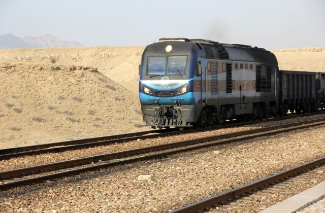 توقف قطار مشهد، تهران و اصفهان در ایستگاه درز وسایبان لارستان